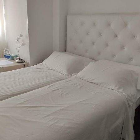 Habitaciones Individuales En Apartamento Мадрид Екстериор снимка