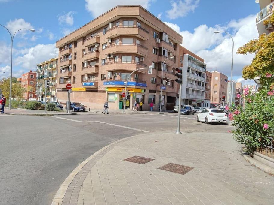 Habitaciones Individuales En Apartamento Мадрид Екстериор снимка