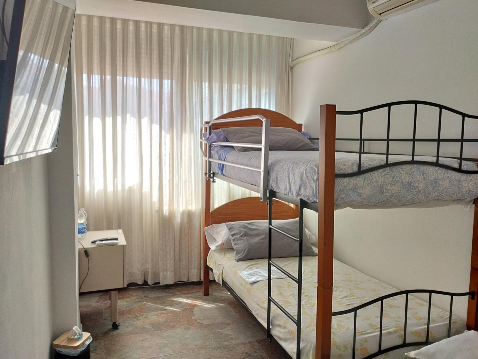 Habitaciones Individuales En Apartamento Мадрид Екстериор снимка