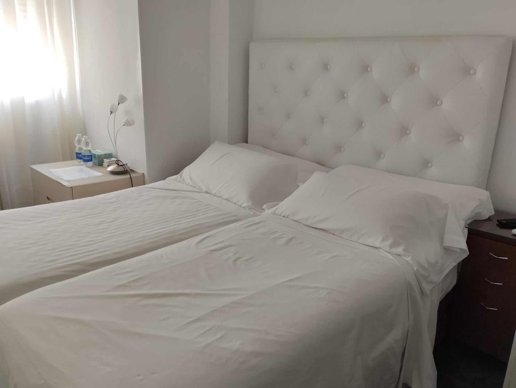 Habitaciones Individuales En Apartamento Мадрид Екстериор снимка