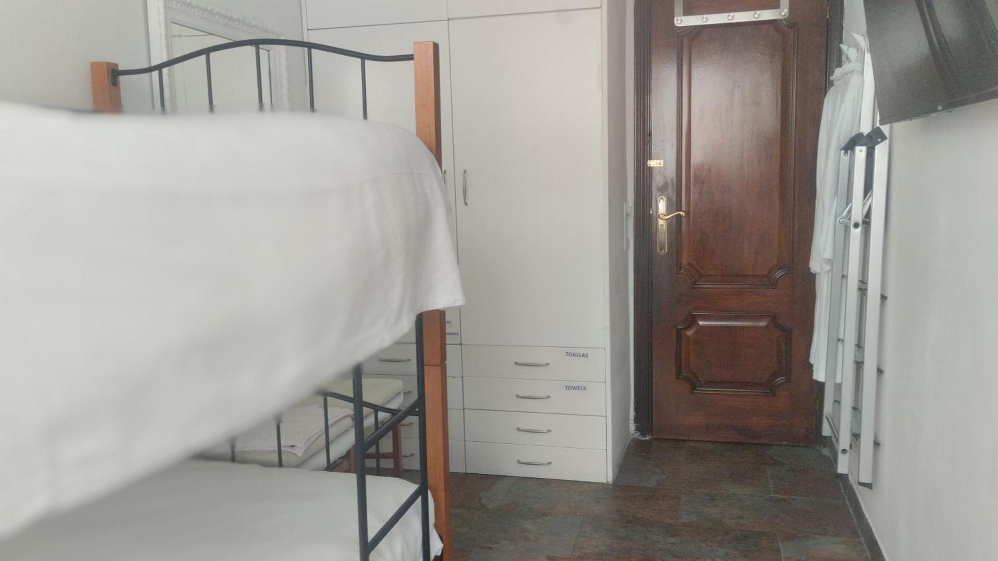 Habitaciones Individuales En Apartamento Мадрид Екстериор снимка
