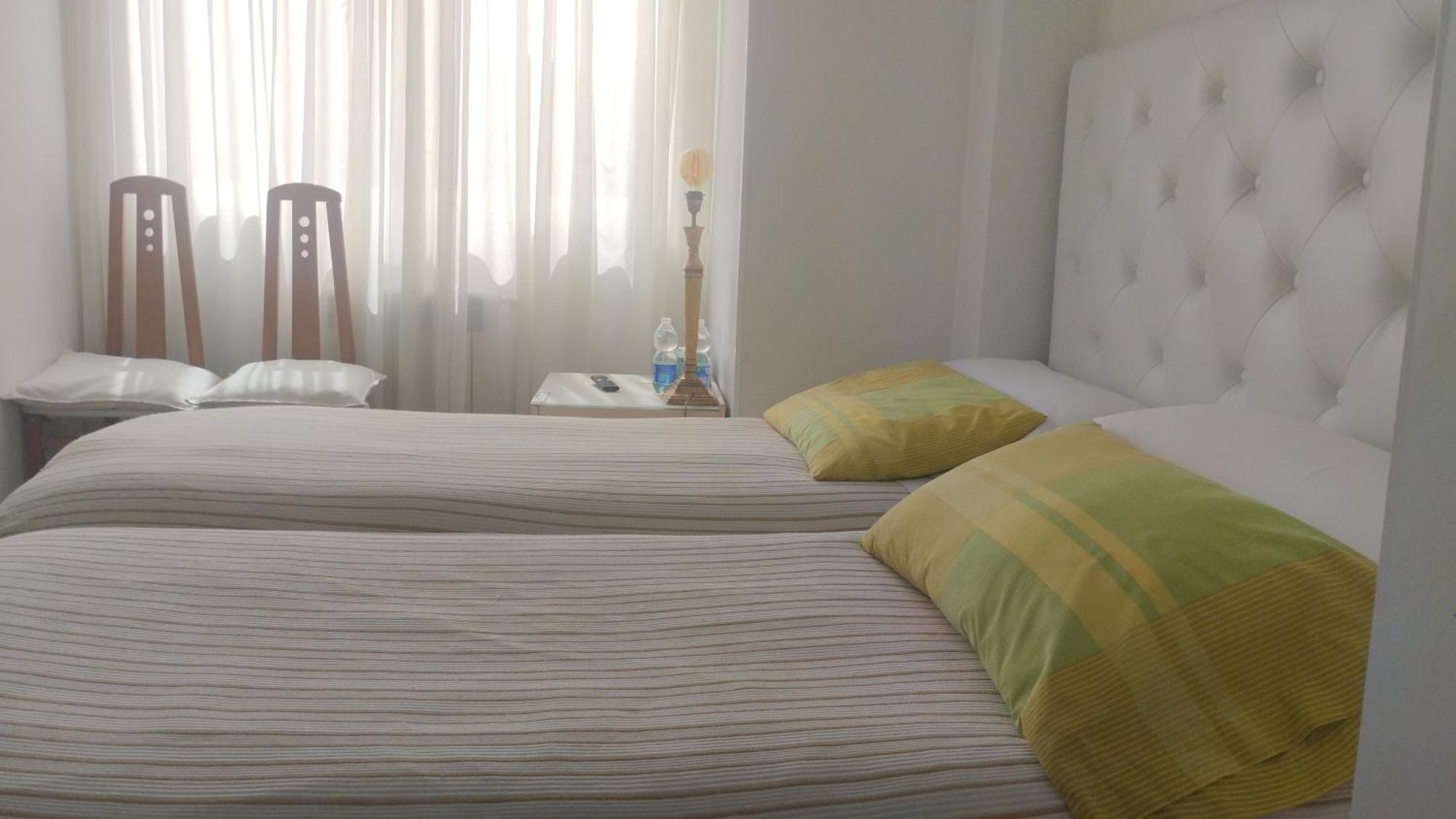 Habitaciones Individuales En Apartamento Мадрид Екстериор снимка