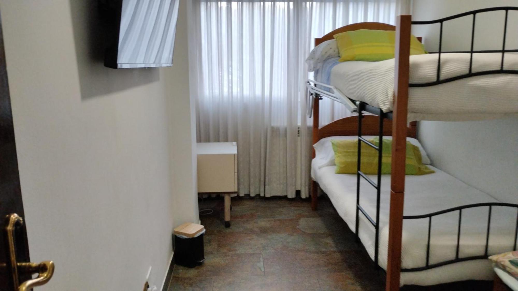 Habitaciones Individuales En Apartamento Мадрид Екстериор снимка